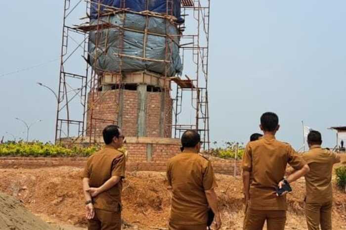 Sekretaris Dinas PUTR Banyuasin Tinjau Patung Bung Karno, Hasilnya: Wajah tak Mirip