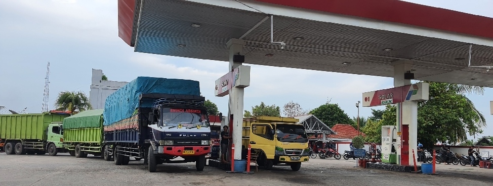 Antrean di SPBU, Lalu Lintas  Macet, Polsek  Indralaya  Lakukan Pengaturan