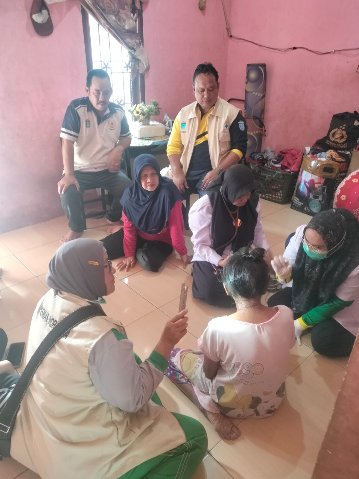 Tim Puskesmas  Indralaya Lakukan Tindakan Nenek Tiga Cucu Terkena Penyakit Kulit Melingkar di Leher