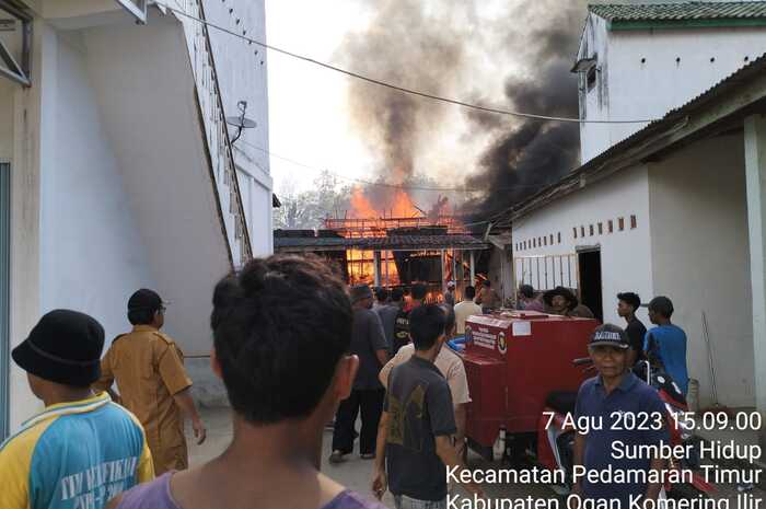 Api Hanguskan Rumah Panggung Milik Fahrizal