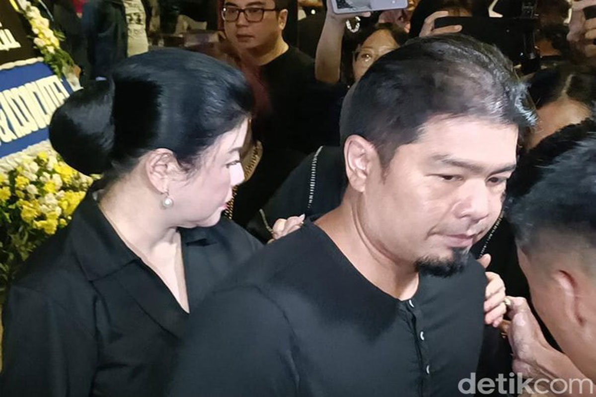 Keluarga Hotma Sitompul Apresiasi Desiree Tarigan dan Bams Melayat ke Rumah Duka