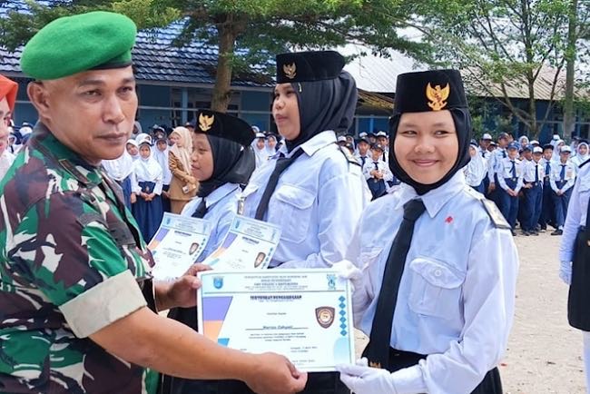 Danramil 402-10/Kayuagung Kapten Inf Zainuri Lantik 30 Siswa SMP Negeri 3 Kayuagung Jadi Anggota Paskibra