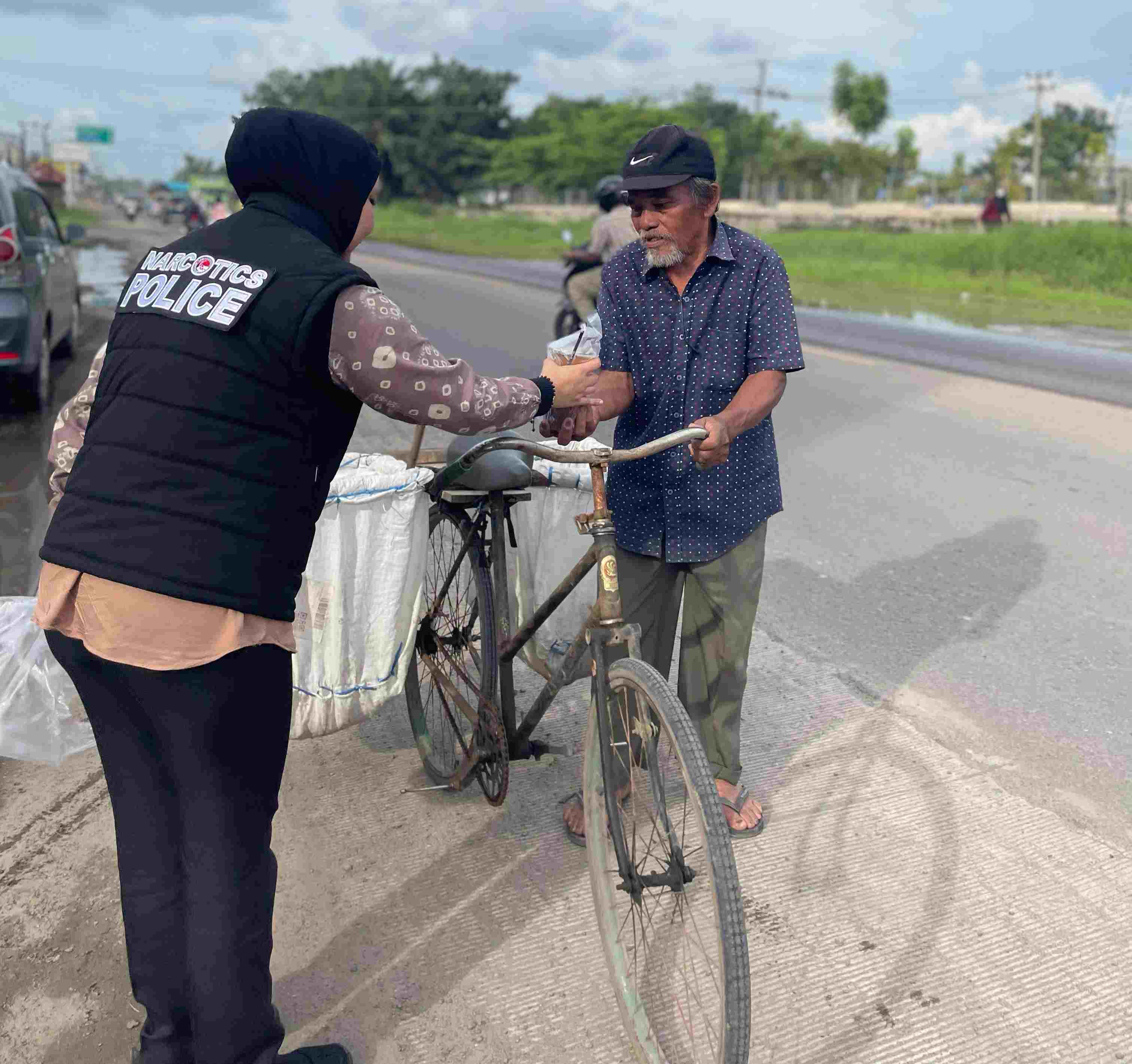 Sat Narkoba Polres Ogan Ilir Berbagi Takjil Jelang Berbuka 