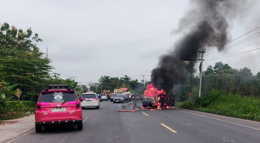 BREAKING NEWS: Mobil Putih Terbakar di Km 28 Indralaya Ogan Ilir