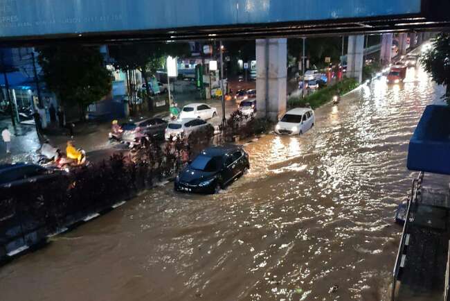 Hujan, Palembang Kembali Dilanda Banjir, Beberapa Kawasan Tergenang dan Macet Dimana-mana 