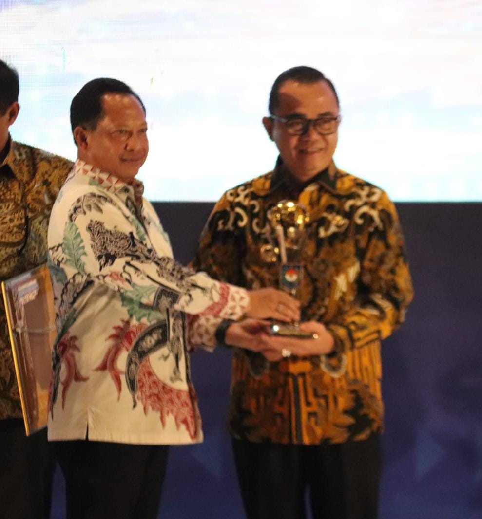 Tingkatkan Pelayanan Masyarakat, Pj Banyuasin Terima Penghargaan Dukcapil Prima Award 