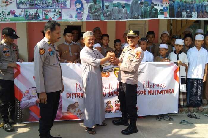 Cerdaskan Anak Bangsa, Polsek Kayuagung Berikan Bantuan Buku ke Ponpes