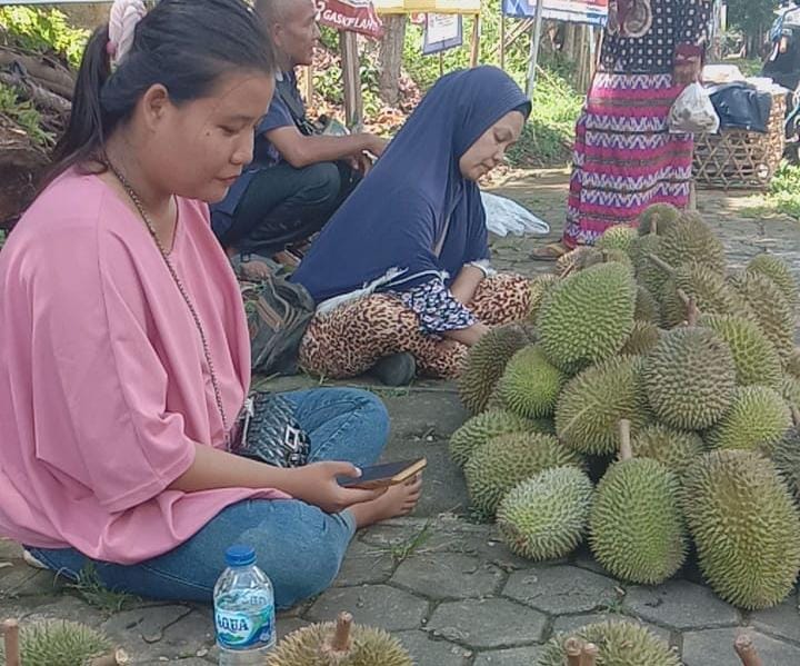 Jalan Protokol Lubuklinggau Dibanjiri Pedagang Durian Dadakan