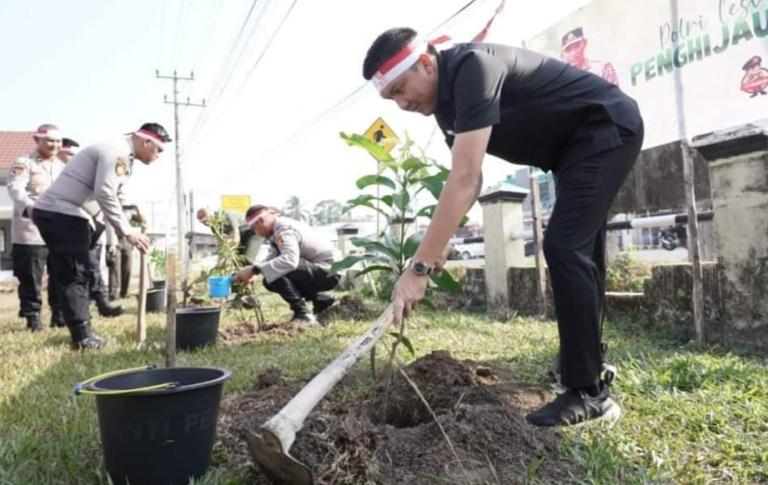 Jangan Hanya Ditanam Saja. Bupati, Kapolres, Kajari, Pabung  di Ogan Ilir Ikut Tanam Pohon  Serentak