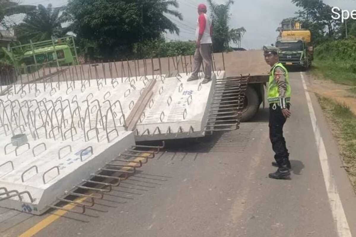 Muatan Cor Beton Jatuh, Jalintim Palembang-Betung Macet 