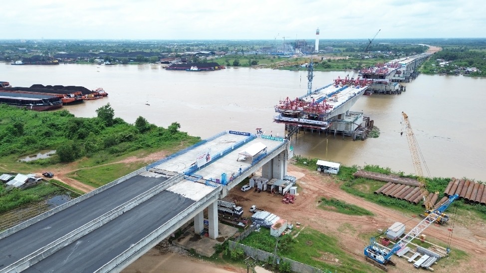 Wapres  Gibran Tinjau Jalan  Tol Palembang-Betung , Progres 70,75 Persen