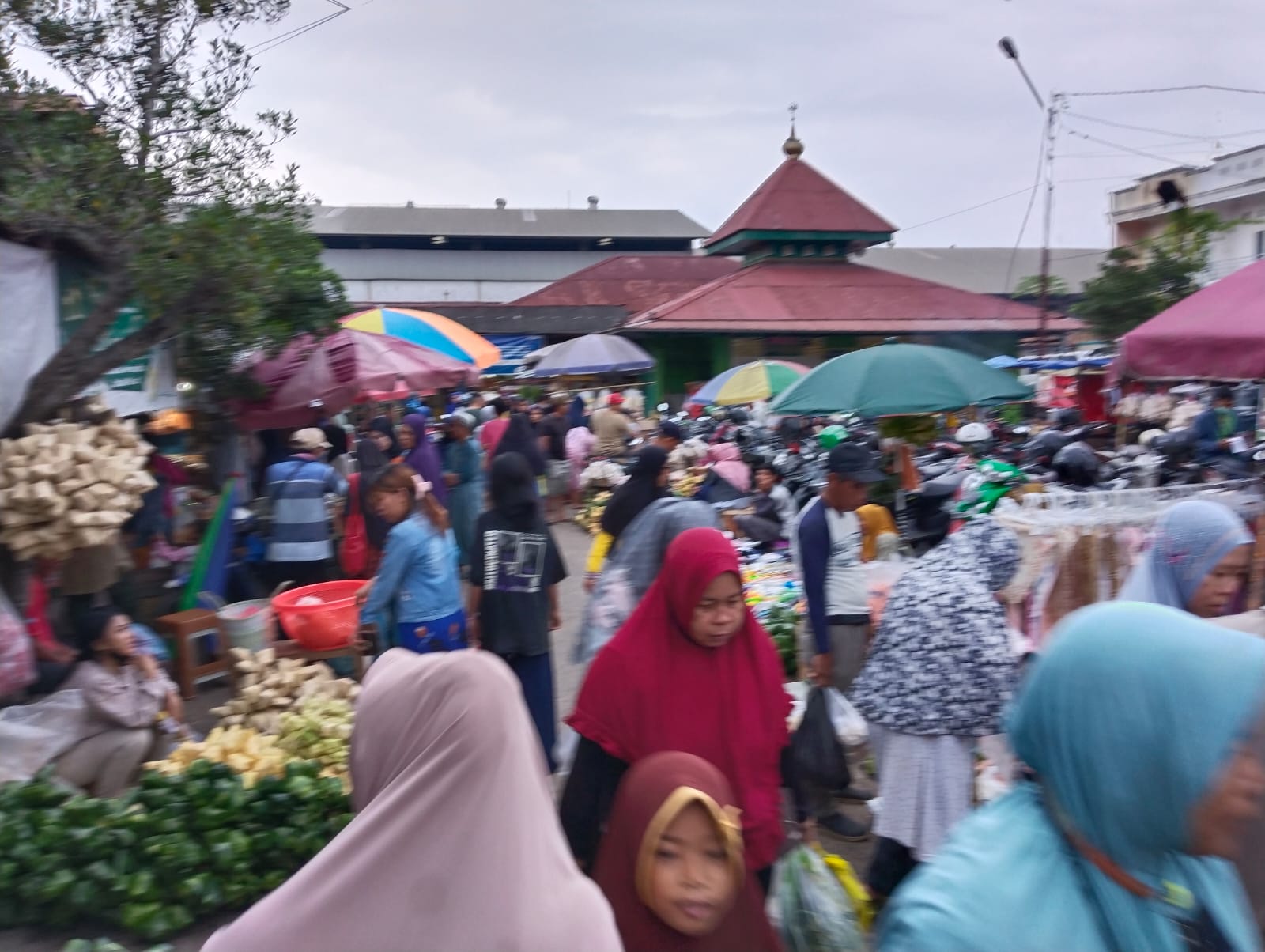 Jelang Lebaran, Pasar Tradisional di Palembang Diserbu Ibu RT