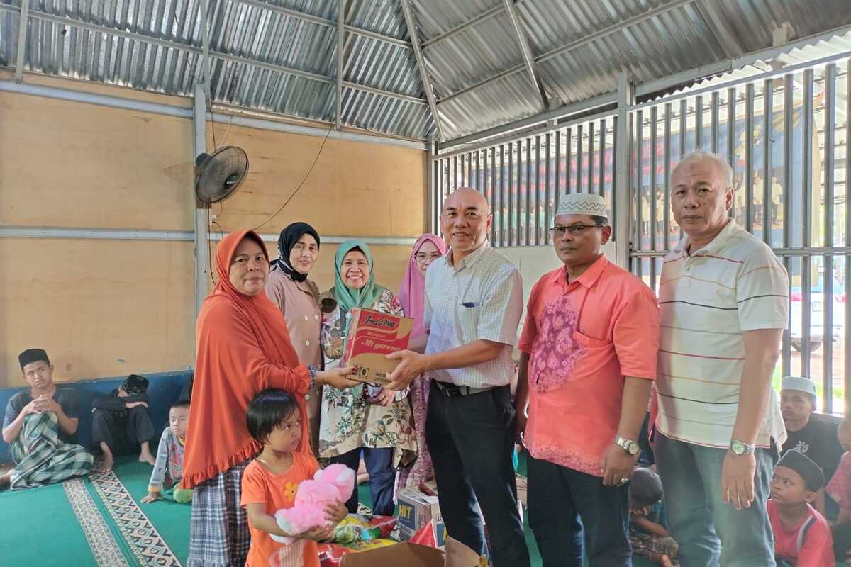 Alumni SMPN 19 Palembang Berbagi dengan Anak Panti