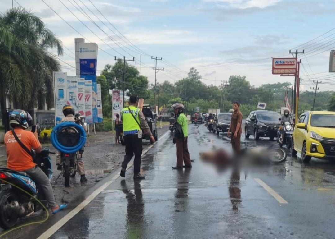 Tewas Tabrak Lari, Ibu Kandung Jatuh Dari Motor, Saat Di Bonceng Anaknya.