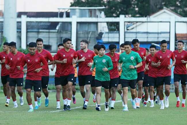 23 Pemain Sudah Latihan, Shin Tae Yong Siap Hadapi Curacao dengan Persaingan Lini Tengah yang Ketat 