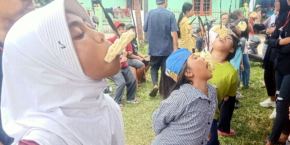 Keseruan Lomba Makan Kerupuk buat Warga Tertawa 