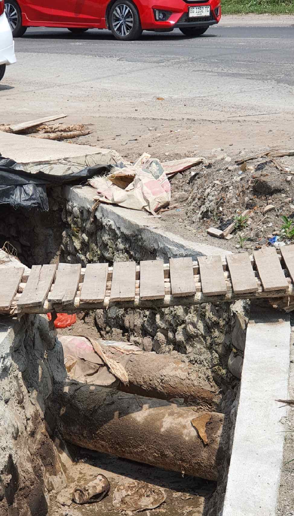 Proyek Pembangunan Siring di Jalan Nasional Indralaya Ogan Ilir Terhalang Pipa Pertamina