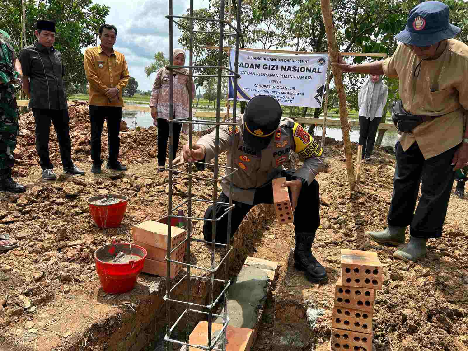 Polsek Pemulutan Monitoring Peletakan Batu Pertama Pembangunan Dapur MBG