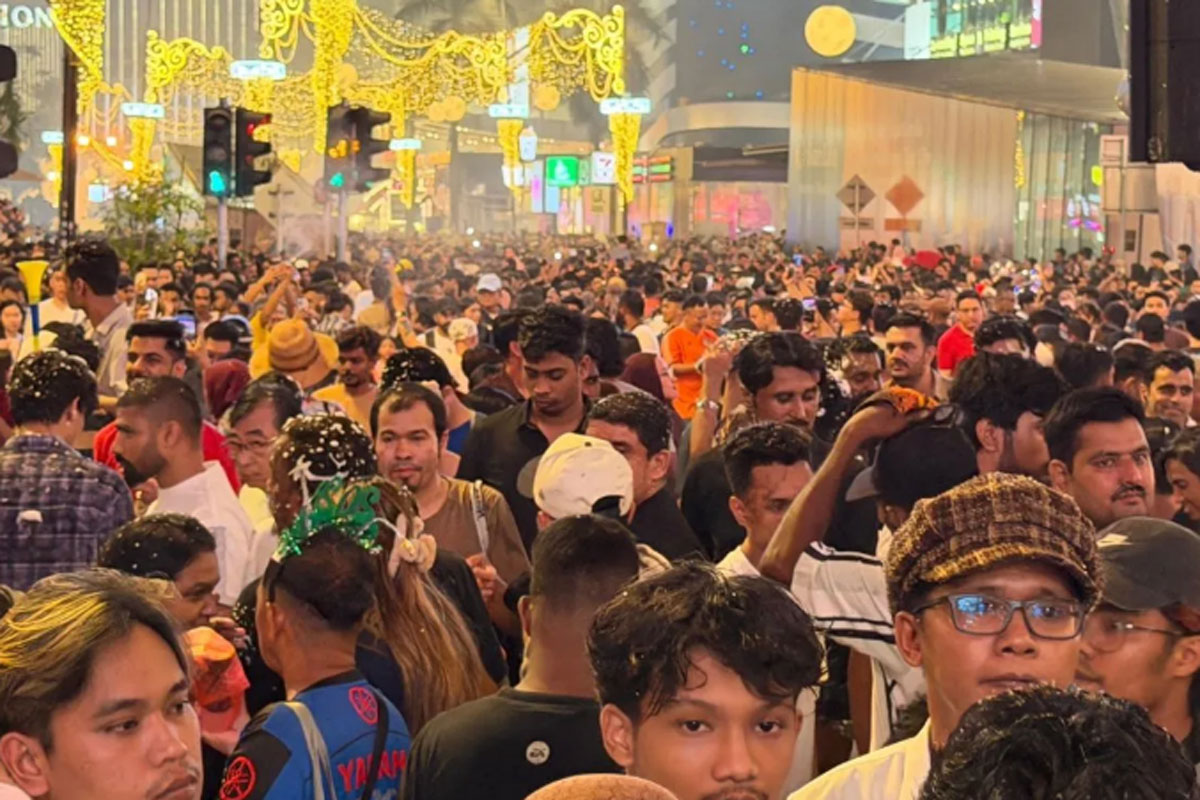 Anwar Ibrahim Sapa Warga Rayakan Tahun Baru di Bukit Bintang