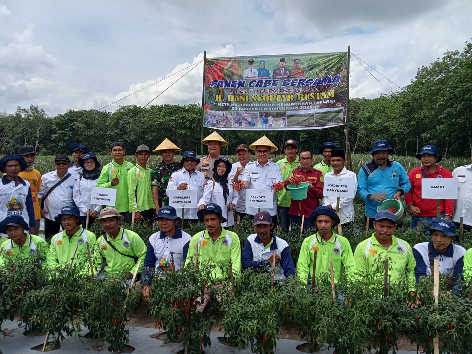 Kendalikan Inflasi, Pemkab Banyuasin Panen Cabe