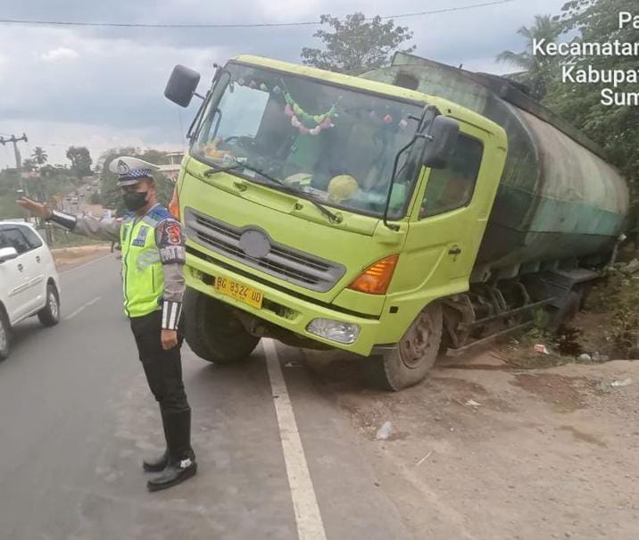 Truk Muatan CPO Terguling, Muatannya Dijarah Warga