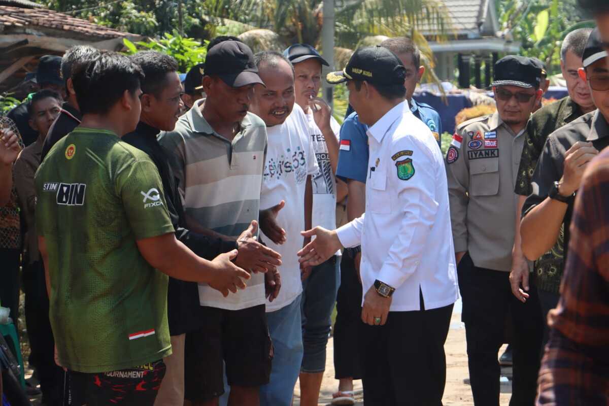 Usai Tinjau Jalintim Palembang-Jambi Terendam, Wabup Muba Berikan Bantuan di Kecamatan Sungai Lilin