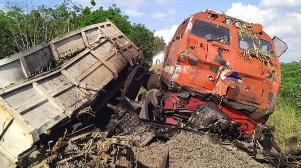 Truck Fuso Tertabrak Kereta Api Hingga Ringsek di Lampung