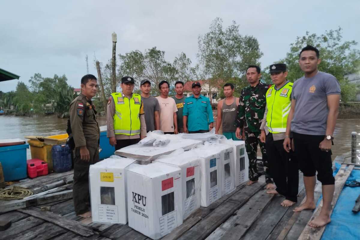 Diterjang Ombak 3 Meter, PPK Dikawal TNI/Polri Distribusikan Logistik di Wilayah Perairan Banyuasin 