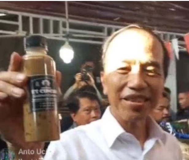 Bikin Ngakak, Momen Presiden Jokowi Diminta Foto dengan Minuman Cincau Saat Kunjungan