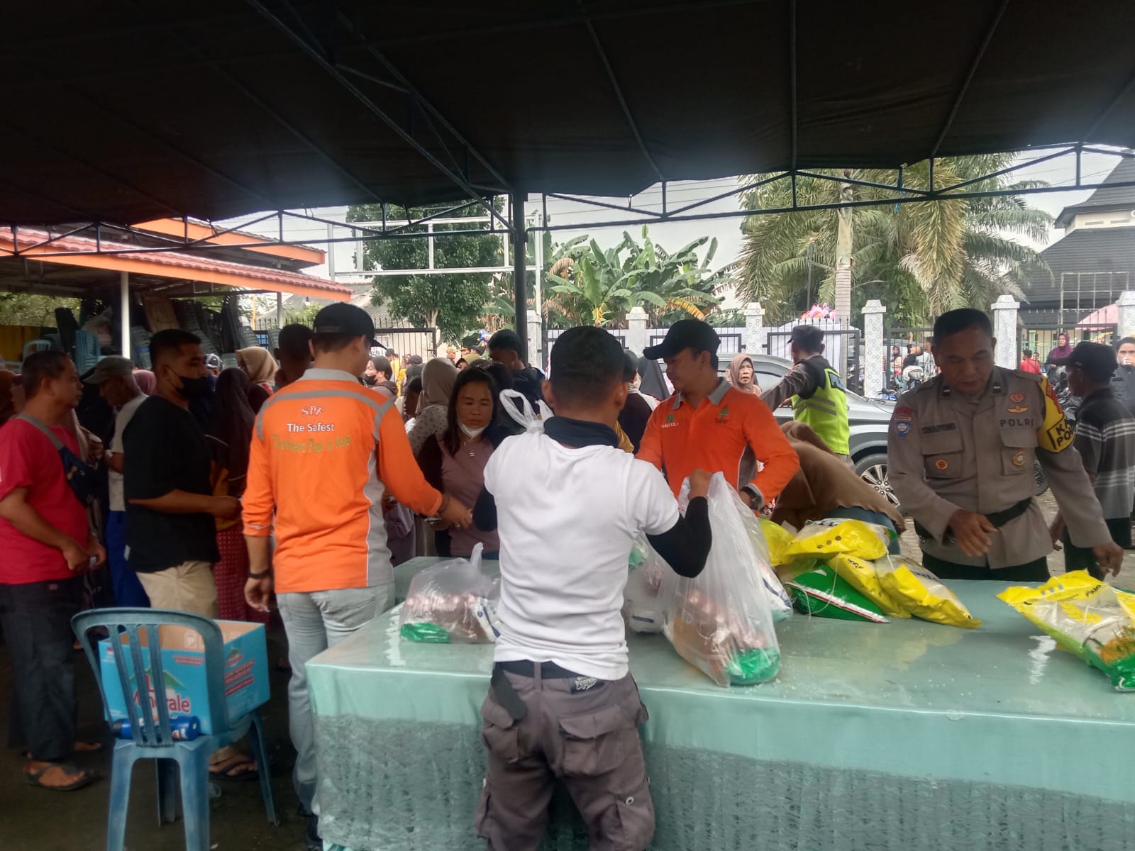 2000 Paket Sembako Ludes Terjual, Polres Ogan Ilir -PT SPF Gelar  Pasar Murah di Dua  Titik