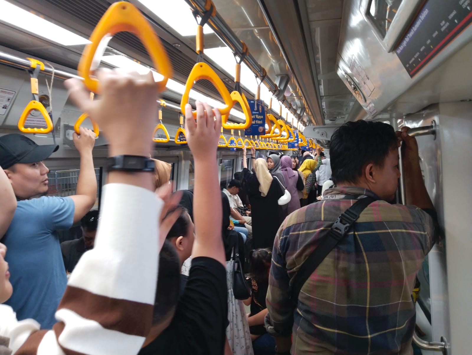 Penumpang LRT Sumsel Membeludak, PT KAI Tambah Kereta