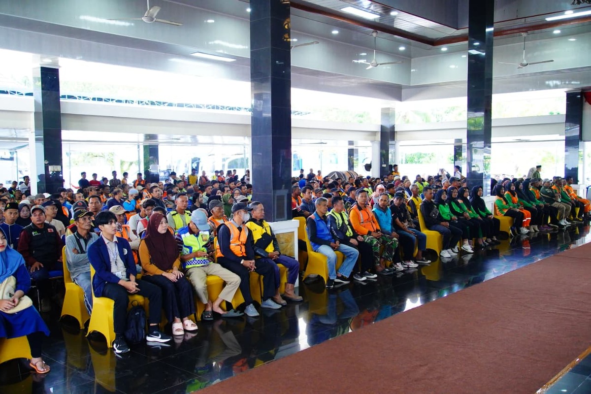 Pemkab Muba Bagikan THR Kepada Ribuan Kaum Dhuafa