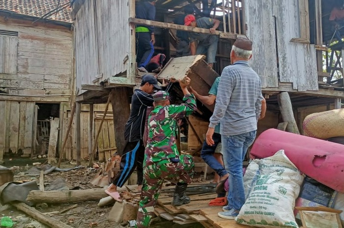 Babinsa Koramil SP Padang-Warga Perbaiki Rumah tak Layak Huni