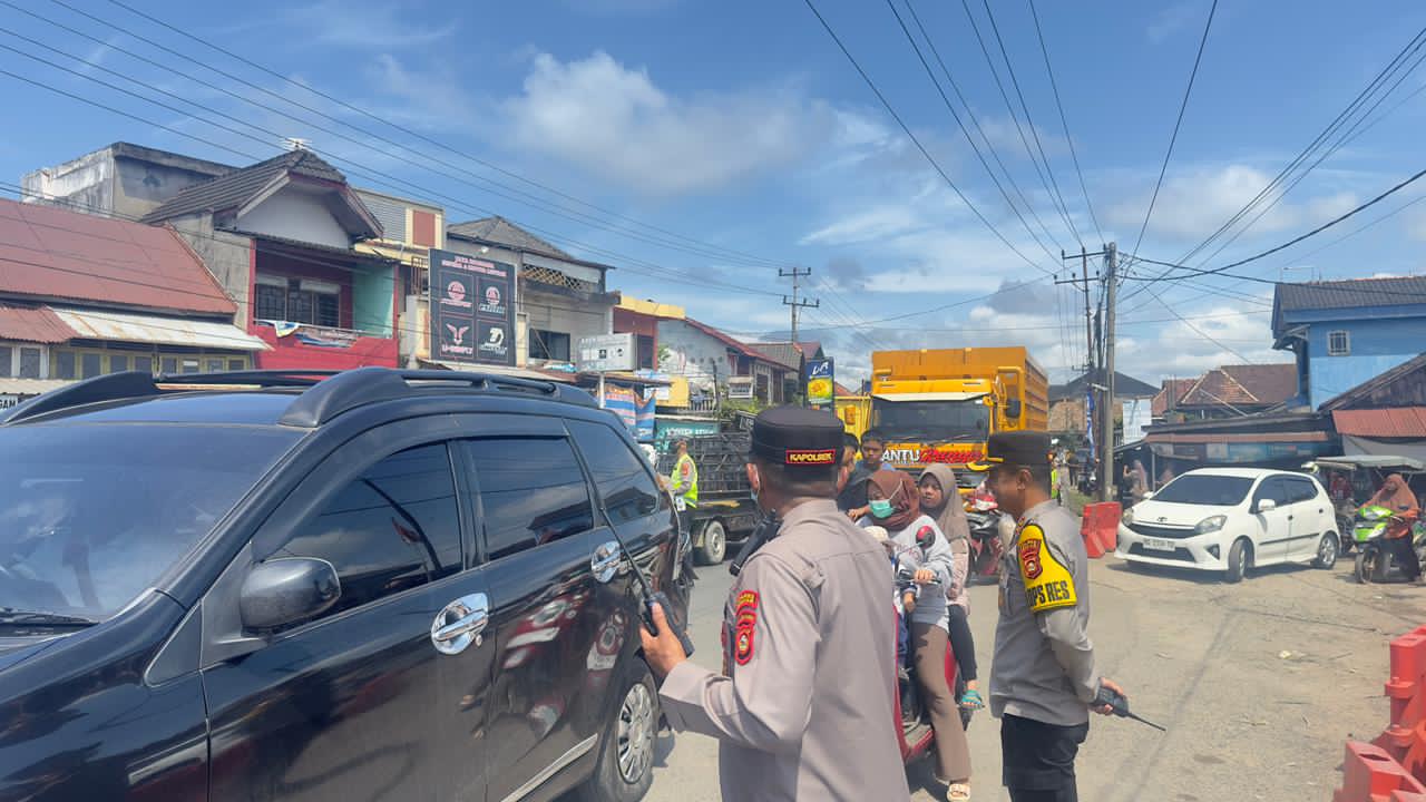 Kapolres Ogan Ilir Bersama Personel Urai Kemacetan Arus Mudik Jelang Lebaran 1447 H
