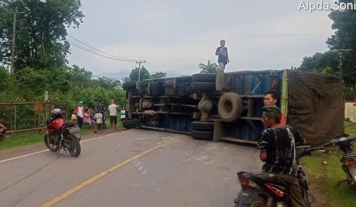 Truk Fuso Terbalik, Tutupi Jalan Palembang Jambi 