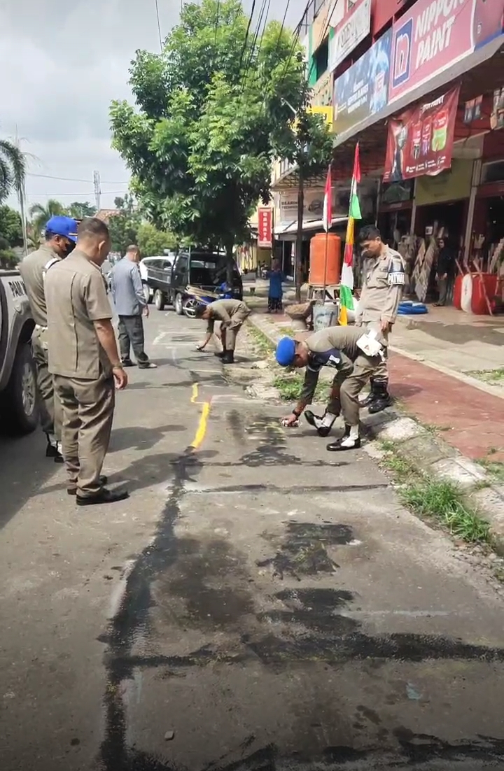 Satpol PP Prabumulih Hapus Coretan Bekas Karnaval 