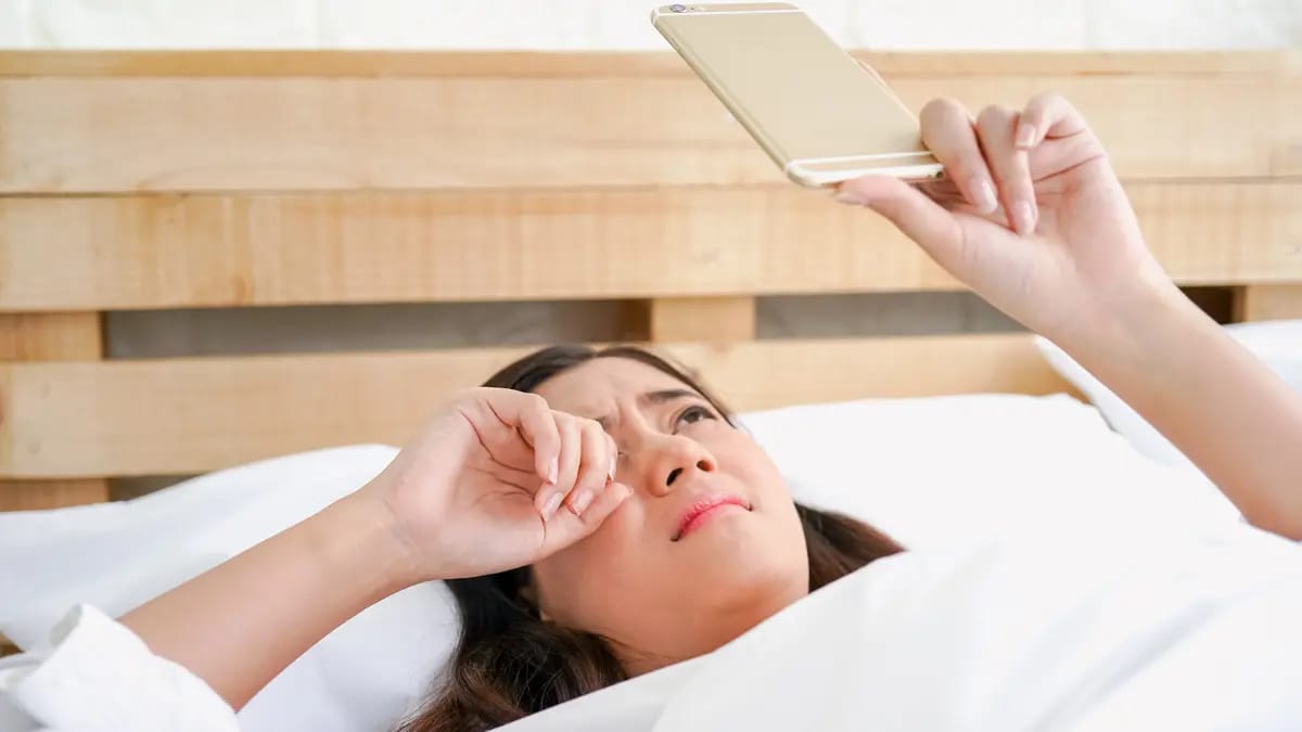 3 Dampak Buruk Kebiasaan Melihat Handphone saat Bangun Tidur