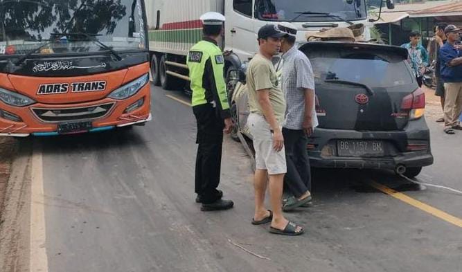 Diduga Supir Mengantuk, Mobil Toyota Agya Tabrak Truk Fuso