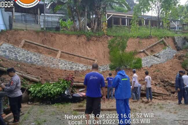 Lima Motor Siswa Hancur Tertimbun saat Tembok SMAN 1 Sukajaya Bogor Roboh, Petugas Evakuasi, Ada Korban?