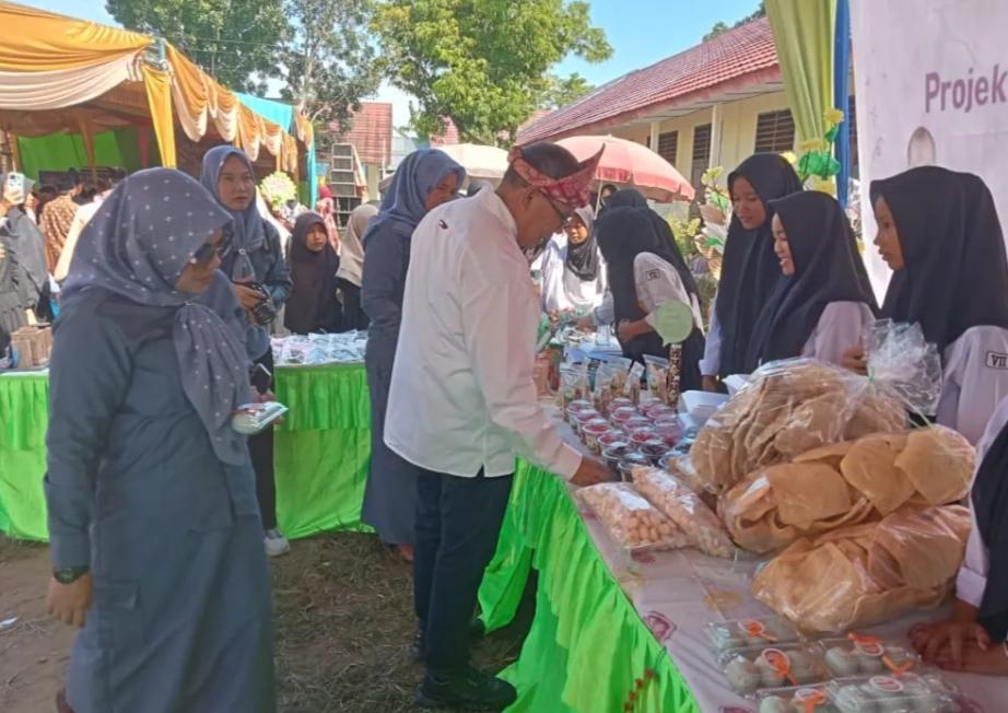 Siswa SMPN 1 Pemulutan Selatan, Pamerkan Karya Kearifan Lokal di Hadapan Kadisdikbud Ogan Ilir 