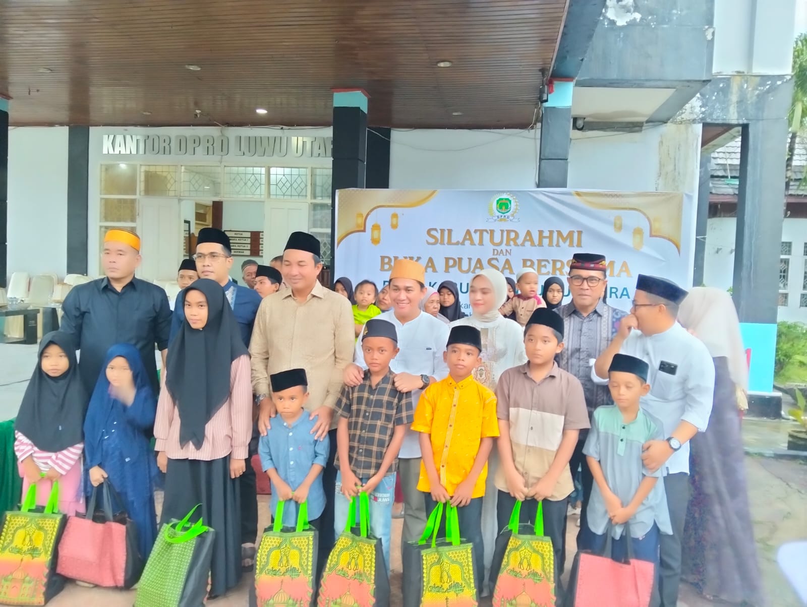 Bukber dengan Anak Yatim, Ketua DPRD-Bupati Luwu Utara Bagikan Sembako