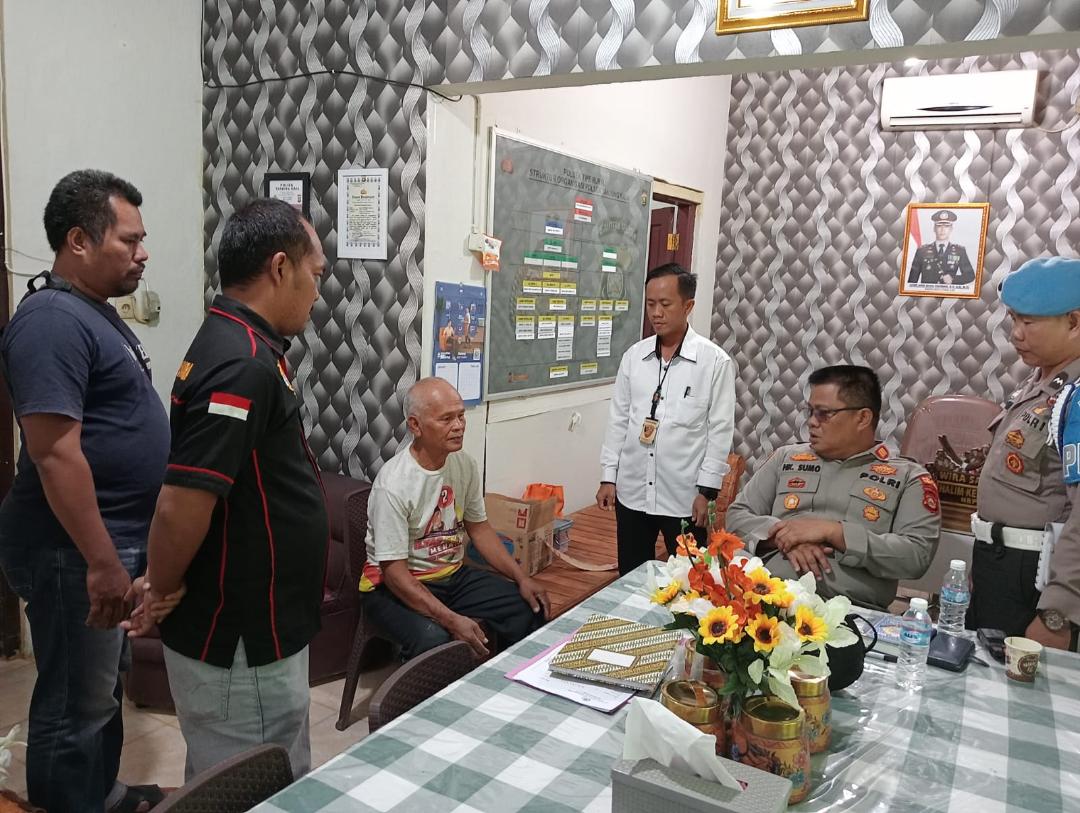 Terjadi Di Rantau Panjang, Kakek-Nenek Adu Tanding Ditengah Sawah. Kepala Nenek Terkena Cangkul.