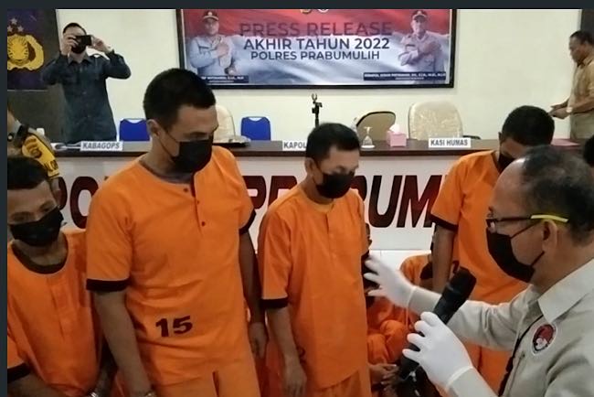 Begini Cara Satu Keluarga di Prabumulih Nyabu, Pintu Depan Ditutup dan Terlihat Banyak Sandal Diluar Rumah  