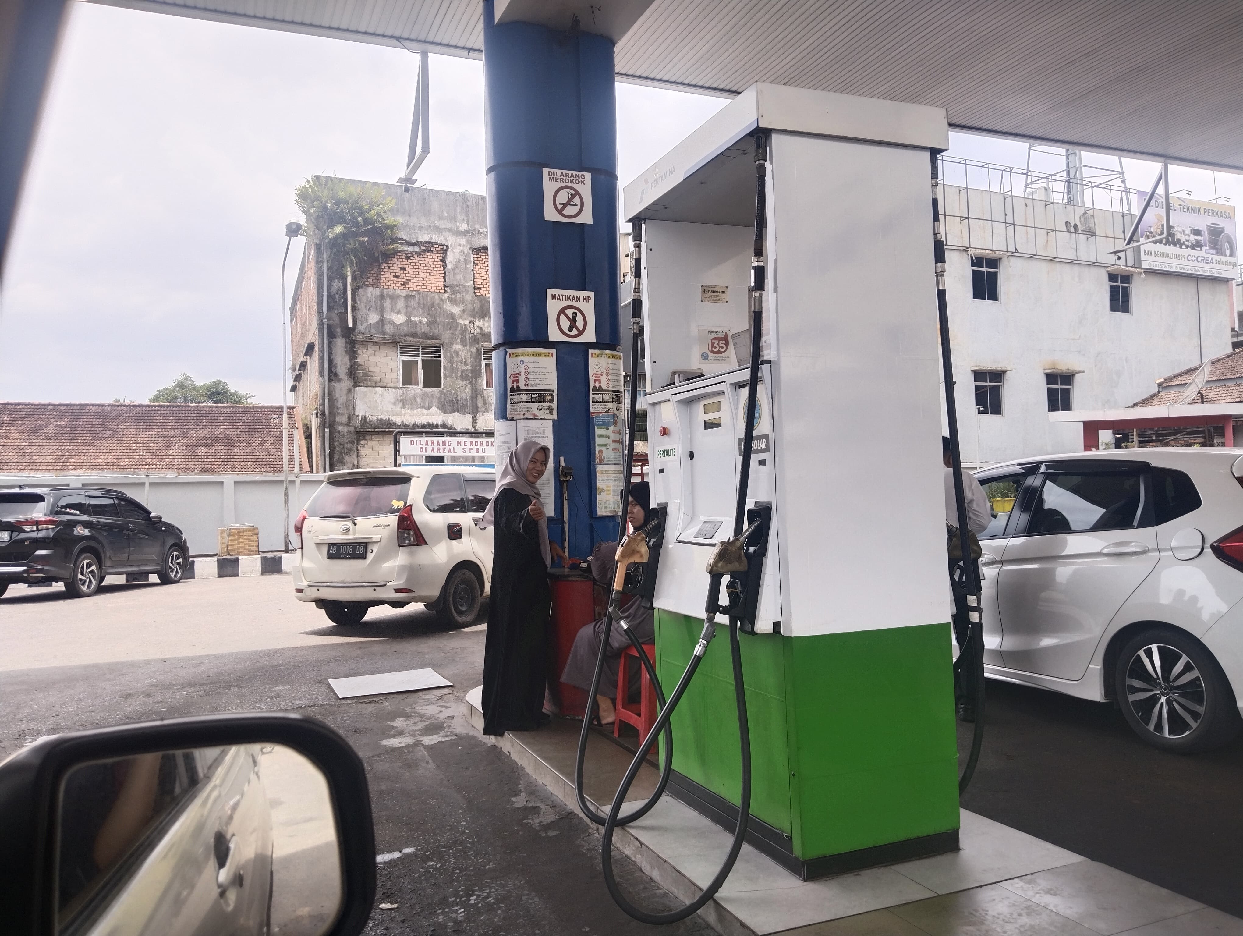 Lebaran, Pegawai SPBU Kenakan Baju Muslim