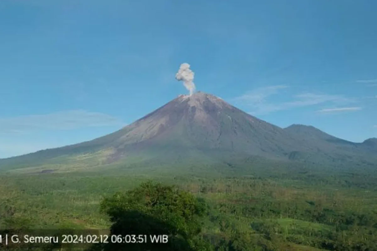 Gunung Semeru Kembali Erupsi, PVMBG Imbau Masyarakat tak Lakukan Aktivitas Radius 13 km