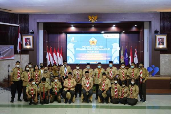 12 Anak Muda Kibarkan Bendera Hari Keluarga Nasional di Gunung Ceremai 