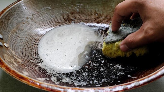 Tips Mudah Membersihkan Wajan yang Kotor dan Menghitam