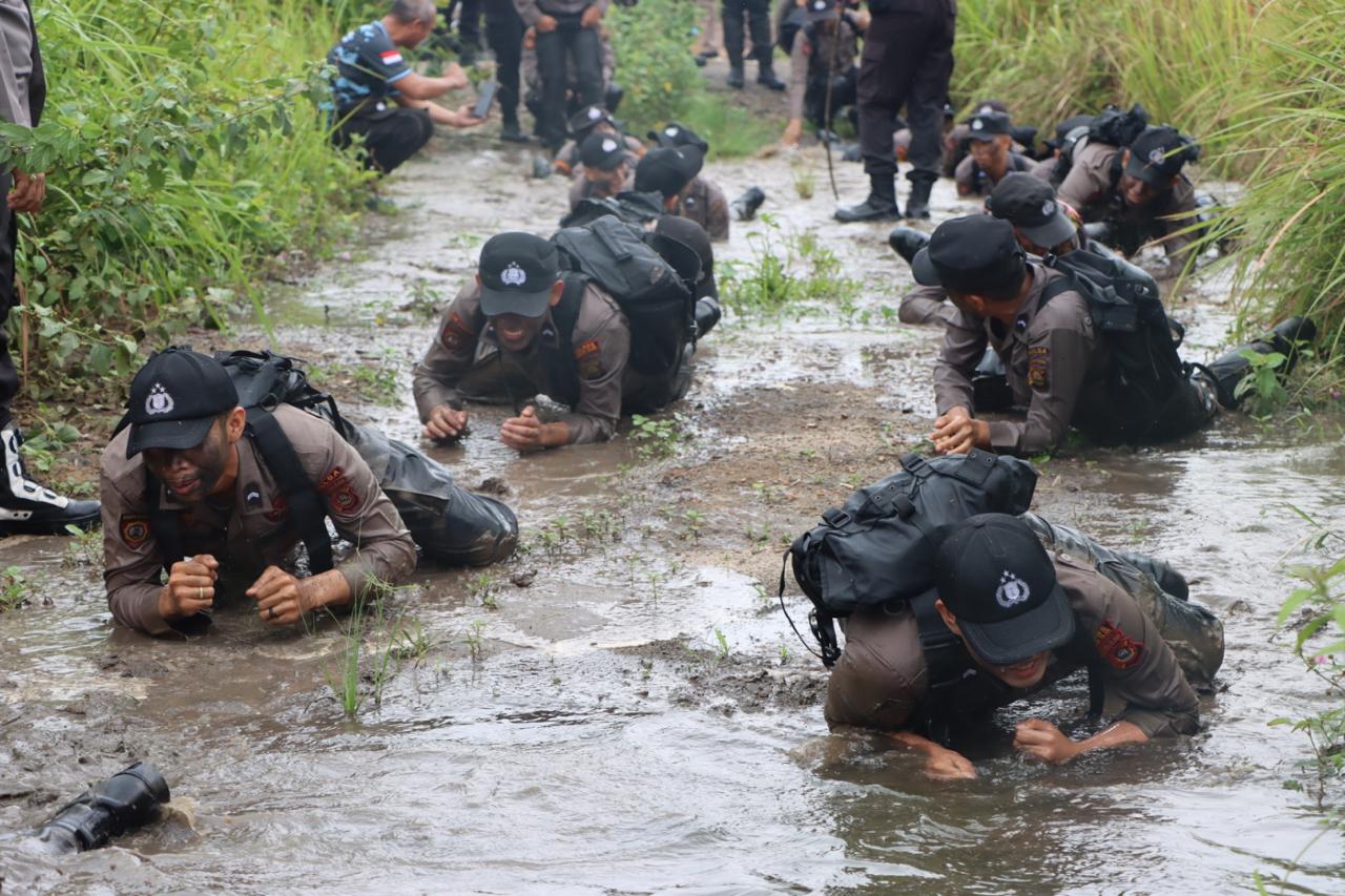 Mandi Lumpur Sampai Jalan Bebek dan Sikap Tobat Warnai Kegiatan Bintra Polri Polres Ogan Ilir