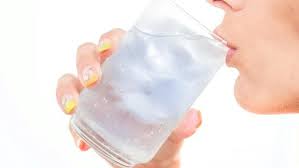 5 Manfaat Minum Air Dingin dan Risikonya buat Kesehatan Tubuh