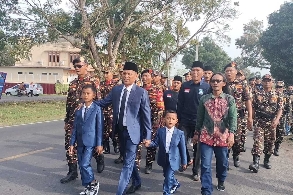 Diantar Ratusan Pendukung, Anggota DPRD OKI Terpilih ini Berjalan Kaki Hadiri Pelantikan